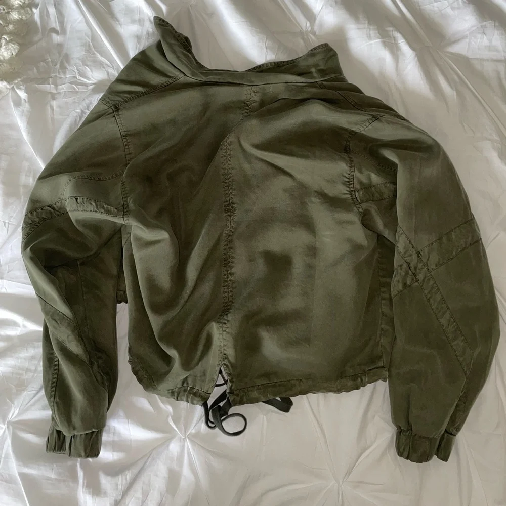 Green Jacket💚🧥 - Picture 4 of 5